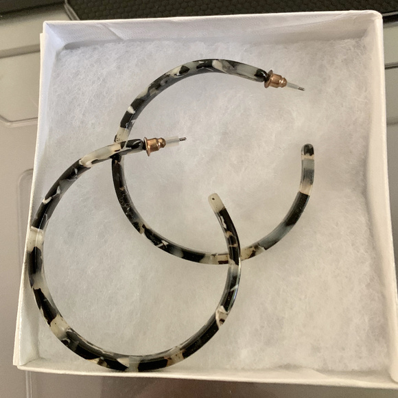 Pappagallo Black White Earrings NWOT - Picture 3 of 4